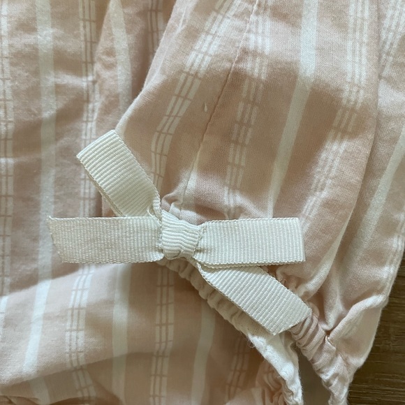 Only worn once! Soft pink bubble romper w/ grosgrain bows and ruffle details - Picture 4 of 4